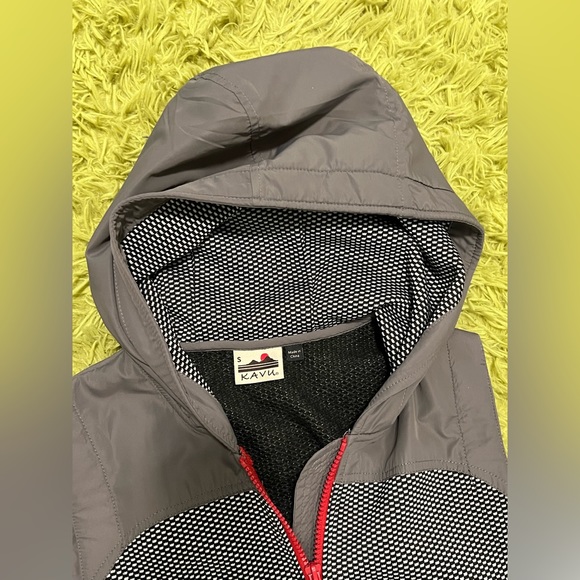 Authentic Kavu vest. Women’s size small. Small stain on back shown in pic 3 - Picture 2 of 3